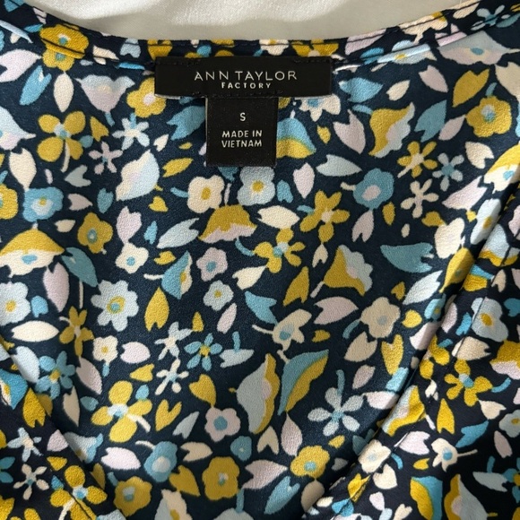 Womens Ann Taylor Multicolor Floral Print Blouse Women’s Small   Sleeve V-Neck - Picture 3 of 3